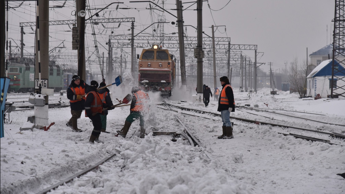 Свыше 46 тысяч кубометров снега убрали железнодорожники за сутки